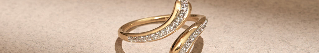 Quiet Curve Diamond Ring